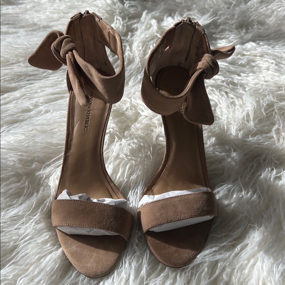 Banana Republic Tan Suede Bow Stiletto Heels
Sz 6.5 - Picture 4 of 10